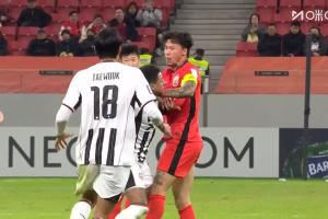 張琳芃身后飛鏟林加德，兩人爆發沖突！主裁判給兩人各一張黃牌