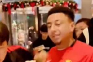 人氣火爆！球迷在酒店與林加德合影，球隊工作人員護送其進入電梯