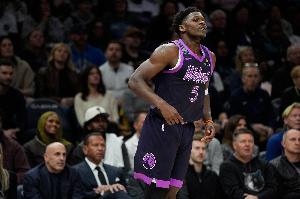 愛德華茲：我需要適應打控衛 我們必須減少失誤&在體系中打球