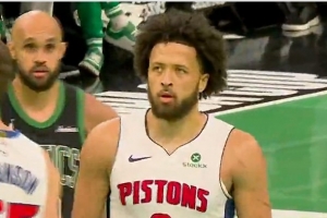 致命？活塞落后1分&手握球權(quán) 康寧漢姆持球被夾擊丟球失誤