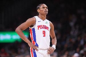 首個(gè)進(jìn)球！半場(chǎng)前最后3.8秒 奧薩爾過(guò)中線超大號(hào)壓哨三分命中！