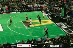 信手拈來！康寧漢姆保護(hù)籃板直接長傳 杜倫到位起三步雙手飛扣