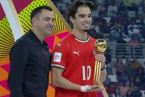 葡萄牙中場米德當選U17世界杯MVP，哈維為其頒獎