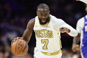 表現全面！杰倫·布朗半場9中2&罰球6中5拿到9分 另有9板6助