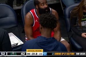 幸無(wú)大礙！哈登三分被戈貝爾墊腳犯規(guī) 裁判回看后給后者一級(jí)惡犯