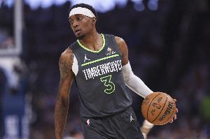 獲勝功臣！麥克丹尼爾斯13中10高效砍下27分 第三節(jié)5中5獨(dú)得12分