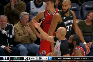 塔被推了！戈貝爾再被吹犯規(guī) 累計(jì)6犯離場(chǎng)&康利替補(bǔ)上場(chǎng)