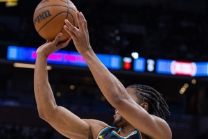 艾維：我命中了幾個(gè)關(guān)鍵球感覺很棒 我們成功拆解了對(duì)手的防守