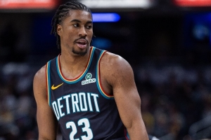 艾維：雄鹿聯(lián)防開局給我們?cè)斐闪寺闊?球隊(duì)頂住壓力執(zhí)行既定戰(zhàn)術(shù)