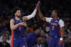 心領神會！康寧漢姆殺入底線吸引防守倒三角 奧薩爾起飛雙手重扣