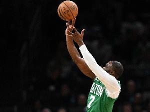 內外開花！杰倫·布朗半場10中6拿到17分 正負值+22