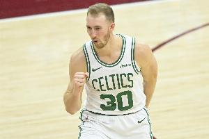 雨一直下！豪澤三分穿針 凱爾特人再打7-0將分差拉開到20分以上