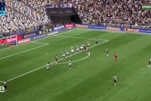 標(biāo)志性重炮！39歲胡爾克轟超遠(yuǎn)任意球，生涯503球+2025隊(duì)內(nèi)射手王