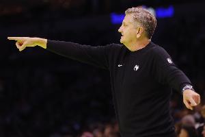 芬奇：很多球隊接球就發起進攻換防也迅速 我們往往慢半拍