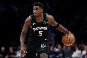 觀賞性十足！愛德華茲突破拉桿越過兩人上籃得分