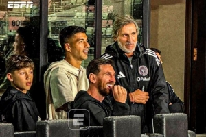 梅西杯青少年錦標賽開幕，梅西與蘇亞雷斯現場觀戰巴薩vs河床