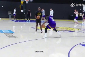 活久見？王哲林完成搶斷，居然來了個快攻一條龍暴扣！