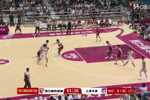 攔都攔不住啊！張鎮麟抱著球往籃下沖，浙江兩個人沒防下來，還賠了個2+1！