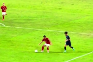 贛超奇葩一幕：防守球員圓規(guī)式護球被判點，痛苦捶地臥草??