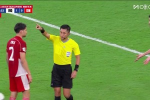 你怎么看？馬寧示意印尼進攻越位，判罰伊拉克球員肘擊出示紅牌