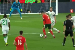 B席這打門太抽象了！C羅遠射擊中立柱，B席補射空門竟打偏了！