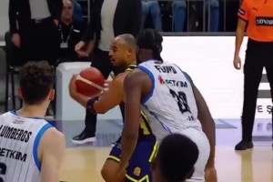 技癢難耐！卡特觀賽席上拿球拍個不停