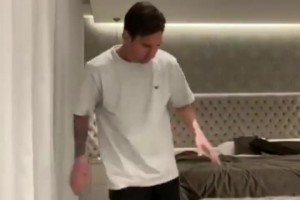 不屬于地球的球感！名場面：梅西當(dāng)年回應(yīng)哈維的顛卷紙?zhí)魬?zhàn)！