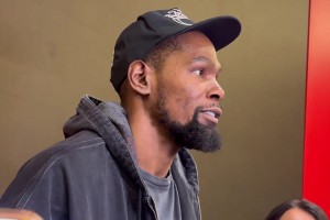 笑死！杰倫-布朗：杜蘭特的雕像可以放在他家門口！下半身雷霆，上半身勇士！