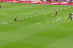 C羅當年在國家德比上腳后跟挑球過掉皮克，皮克有點無奈??