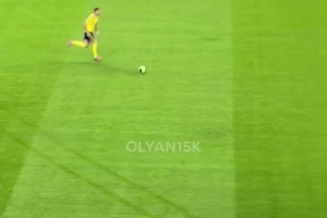 C羅大單刀機會挑射被撲，隨后裁判示意已越位在先