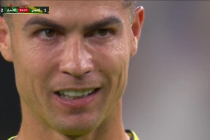 C羅在主罰任意球前說：你會進球，你會進球！可惜沒有打進