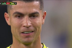 勝利補時最后一分鐘獲得任意球，C羅主罰前念念有詞但遺憾沒打進
